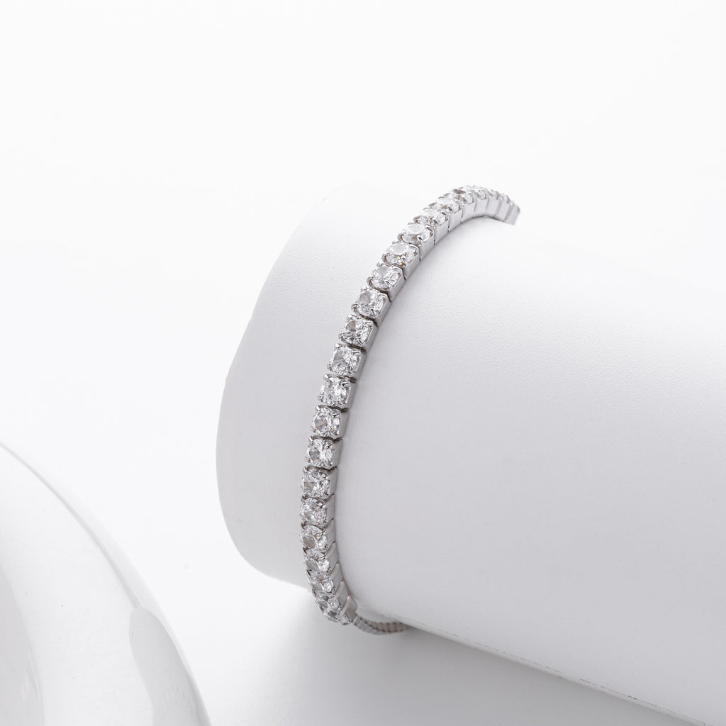 A Minimalist Design Enhanced With Delicate Zircon Accents On The Bracelet