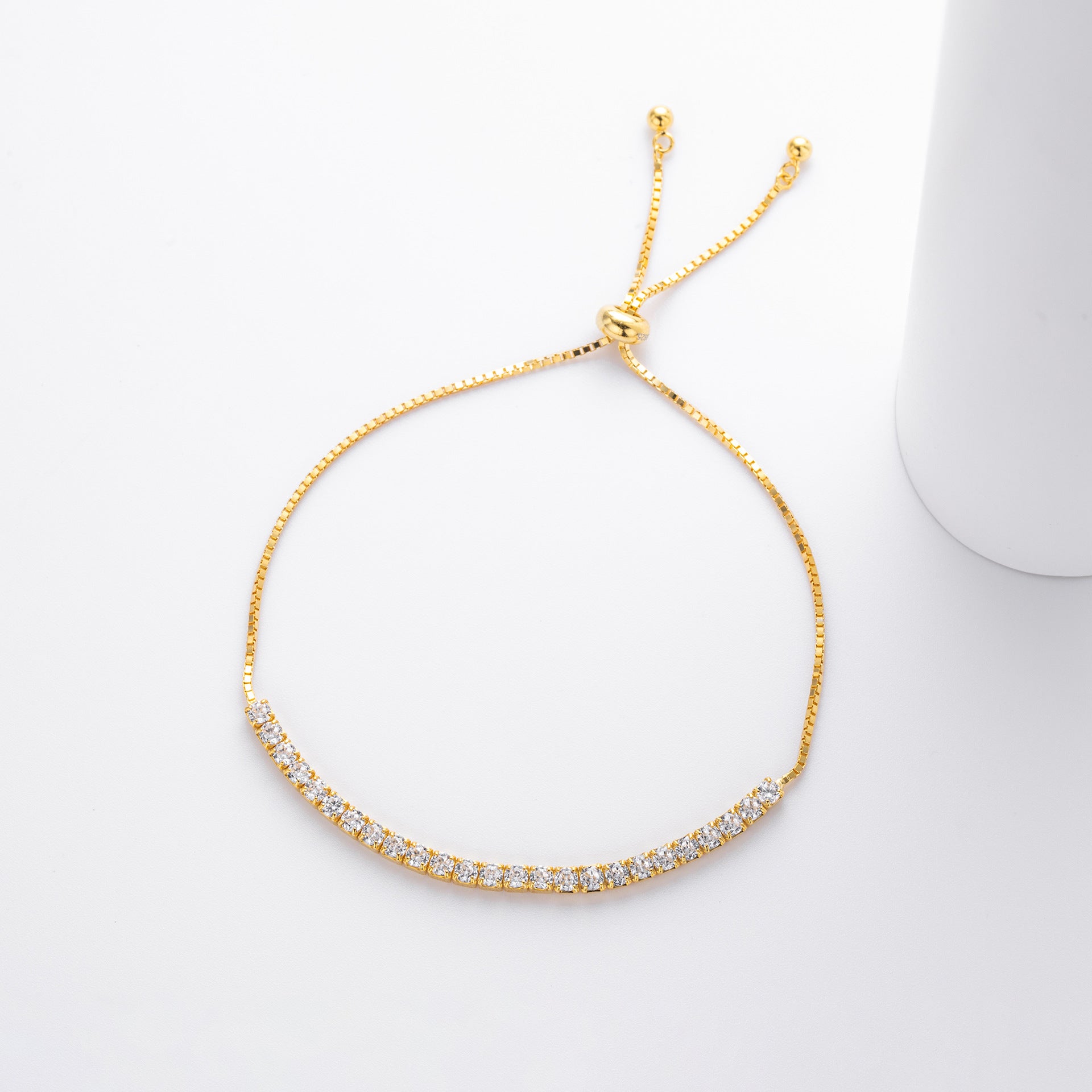 A Minimalist Design Enhanced With Delicate Zircon Accents On The Bracelet