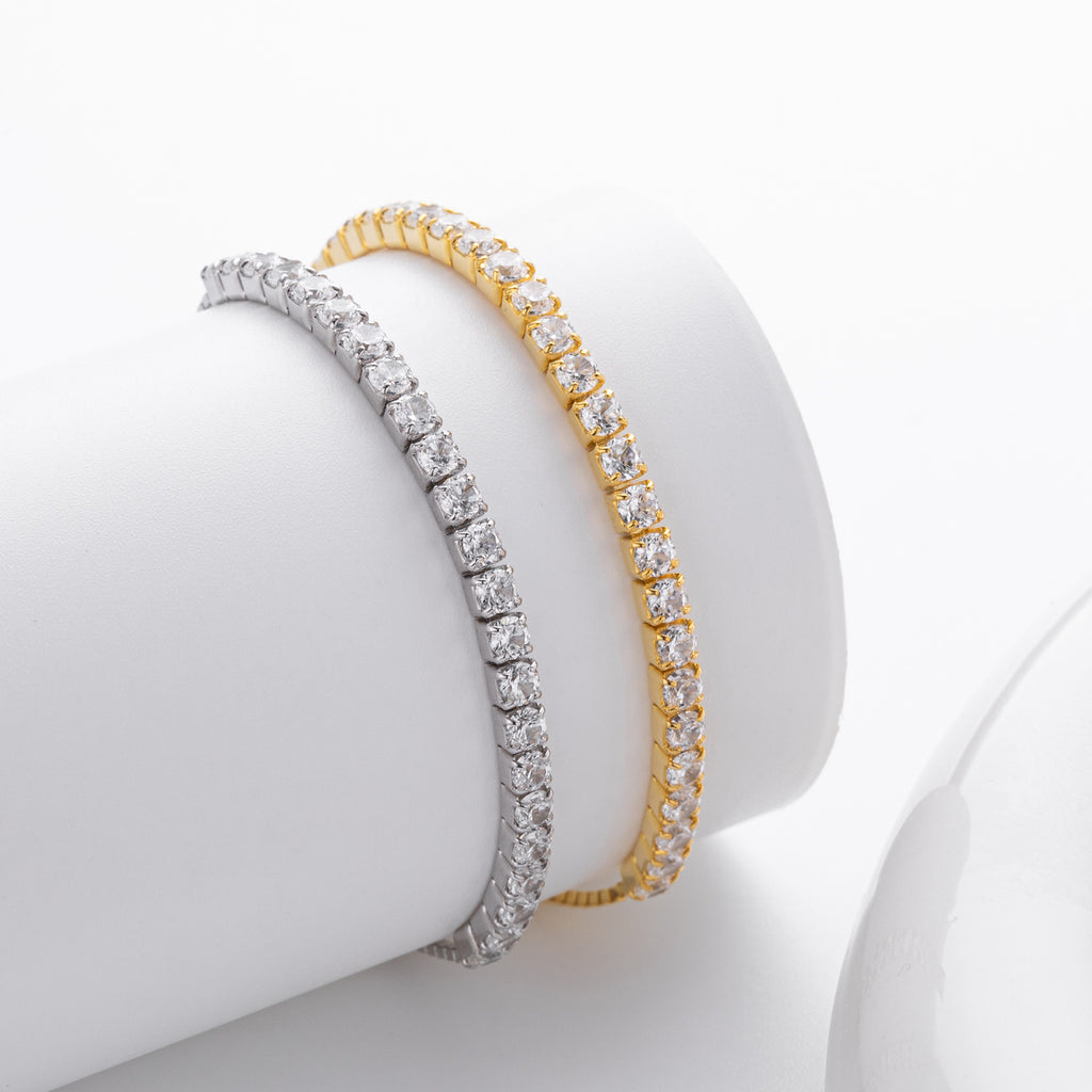 A Minimalist Design Enhanced With Delicate Zircon Accents On The Bracelet