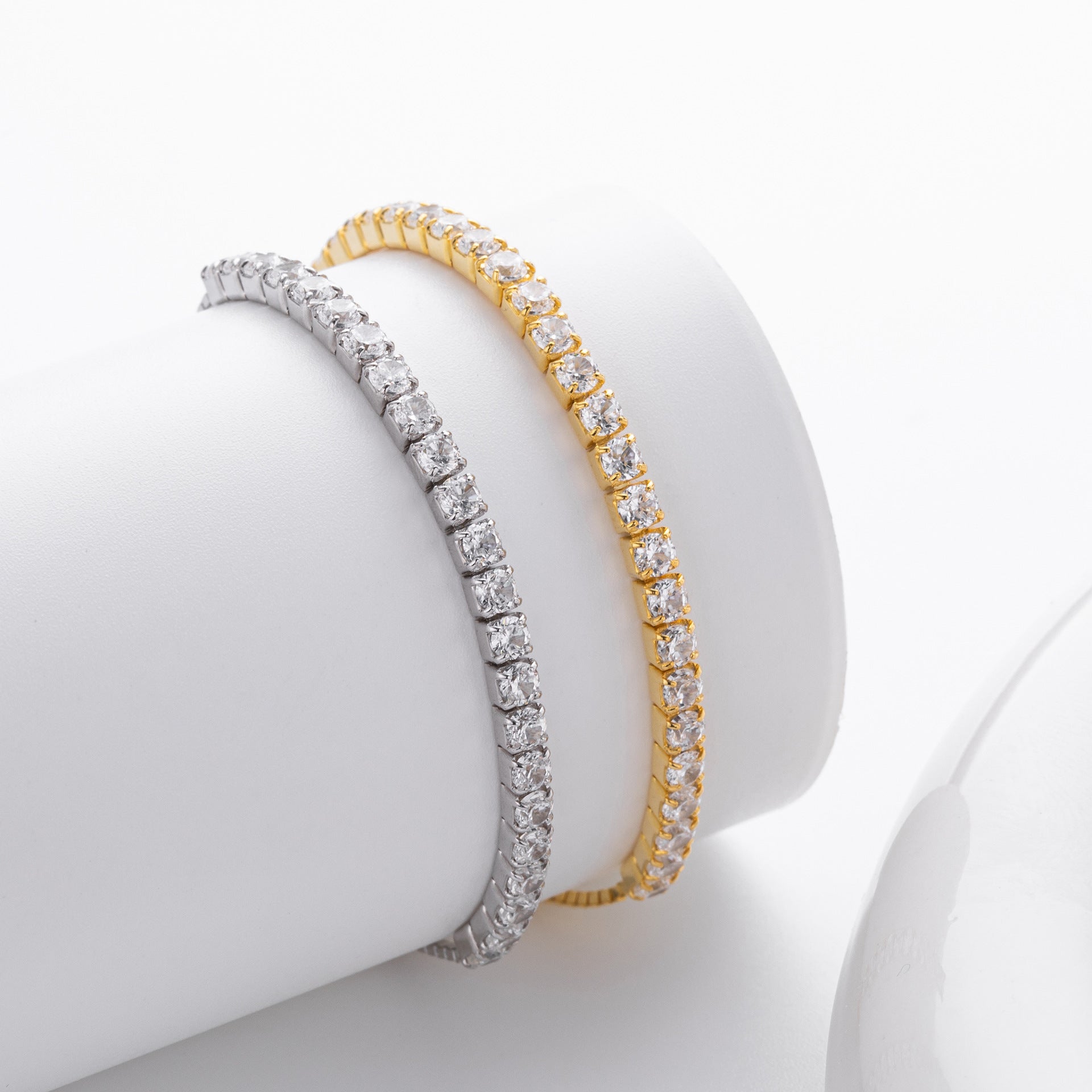 A Minimalist Design Enhanced With Delicate Zircon Accents On The Bracelet